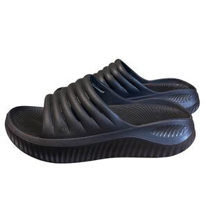 NWOT • Kuailu Black Slide Sandals